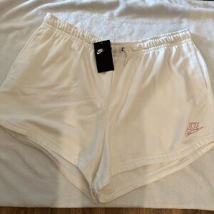 SOLD !!! NWTs white Nike shorts size 2x